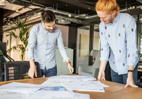 Coworking entre deux hommes chez parella